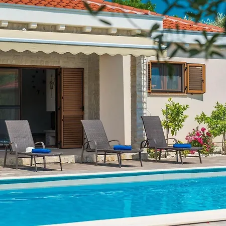 Steinvilla Mit Beheiztem Pool In Wunderschoener Natur Privlaka (Zadar)