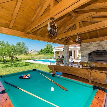 Steinvilla Mit Beheiztem Pool In Wunderschoener Natur Semesterbostad