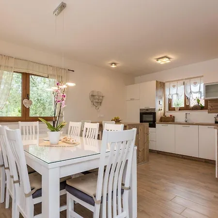 Ferienhaus Steinvilla Mit Beheiztem Pool In Wunderschoener Natur